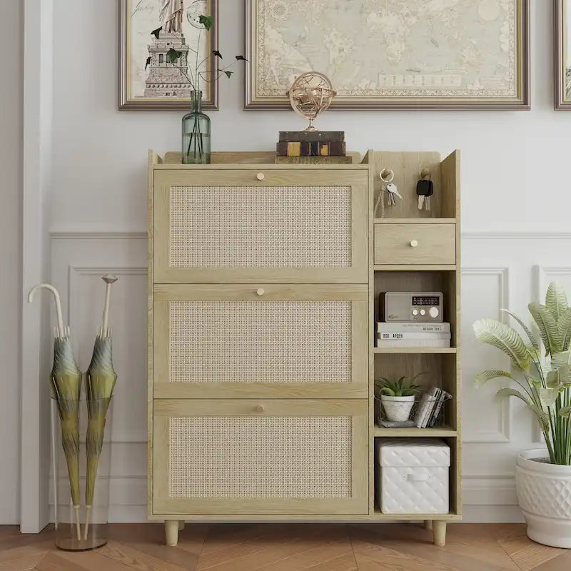 Armoire à chaussures Bohème en rotin et bois naturel avec portes battantes, trois étagères latérales, crochets à clés et petit tiroir