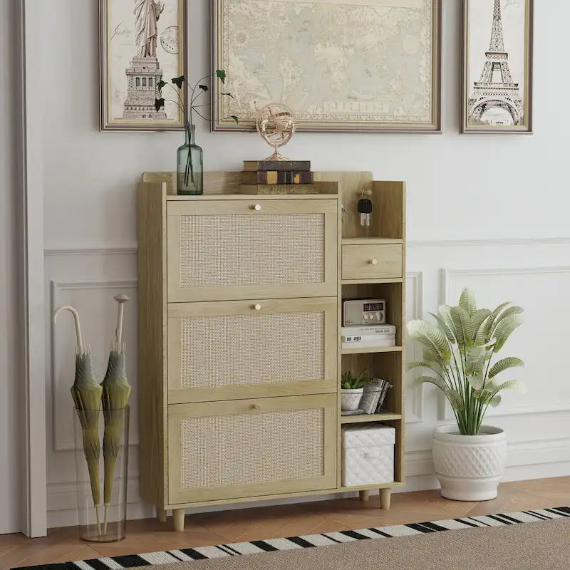 Armoire à chaussures Bohème en rotin et bois naturel avec portes battantes, trois étagères latérales, crochets à clés et petit tiroir