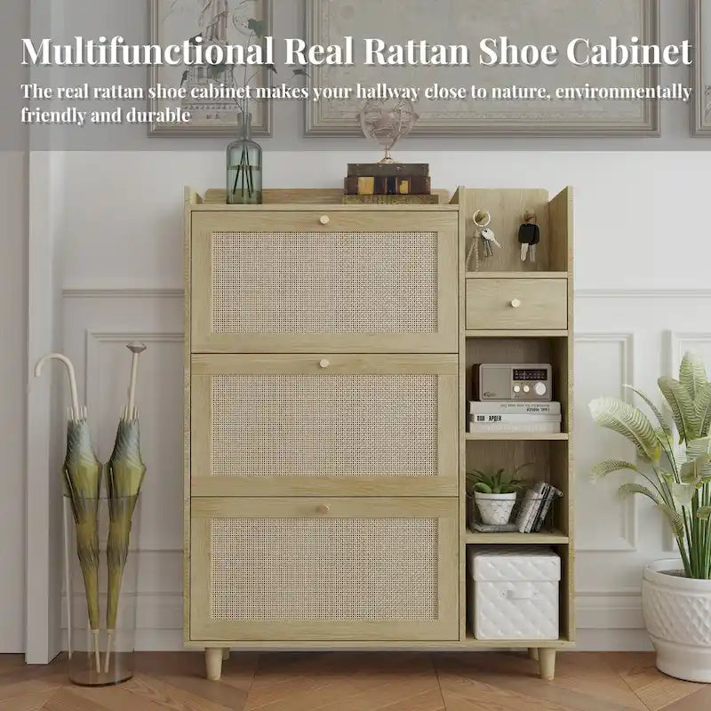 Armoire à chaussures Bohème en rotin et bois naturel avec portes battantes, trois étagères latérales, crochets à clés et petit tiroir