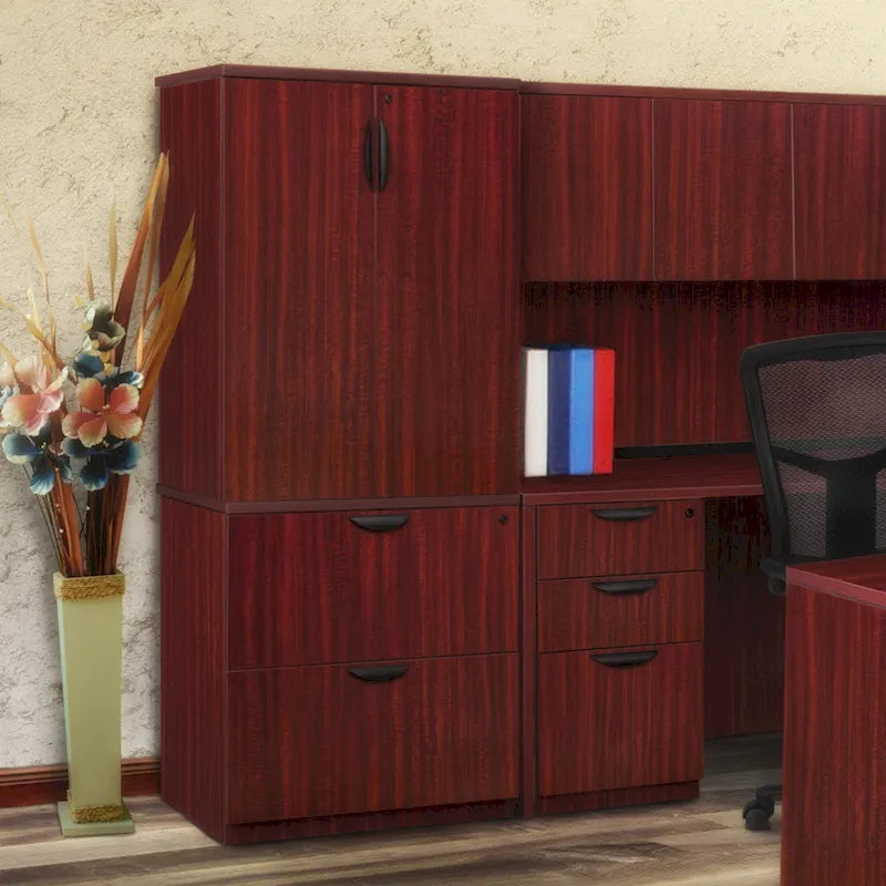 Armoire de bureau en bois de cerisier avec deux portes, étagères réglables et serrure.