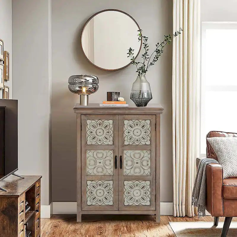 Meuble de rangement à deux portes de style rustique blanchi avec panneaux métalliques estampés, étagère fixe et bois de sapin