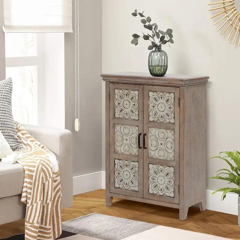 Meuble de rangement à deux portes de style rustique blanchi avec panneaux métalliques estampés, étagère fixe et bois de sapin