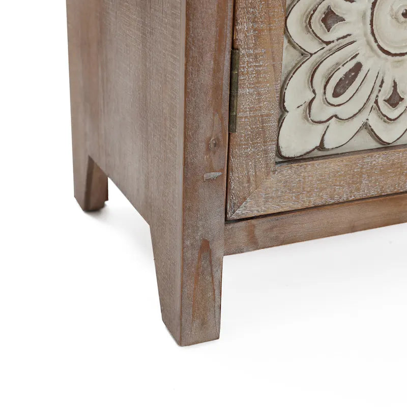 Meuble de rangement à deux portes de style rustique blanchi avec panneaux métalliques estampés, étagère fixe et bois de sapin