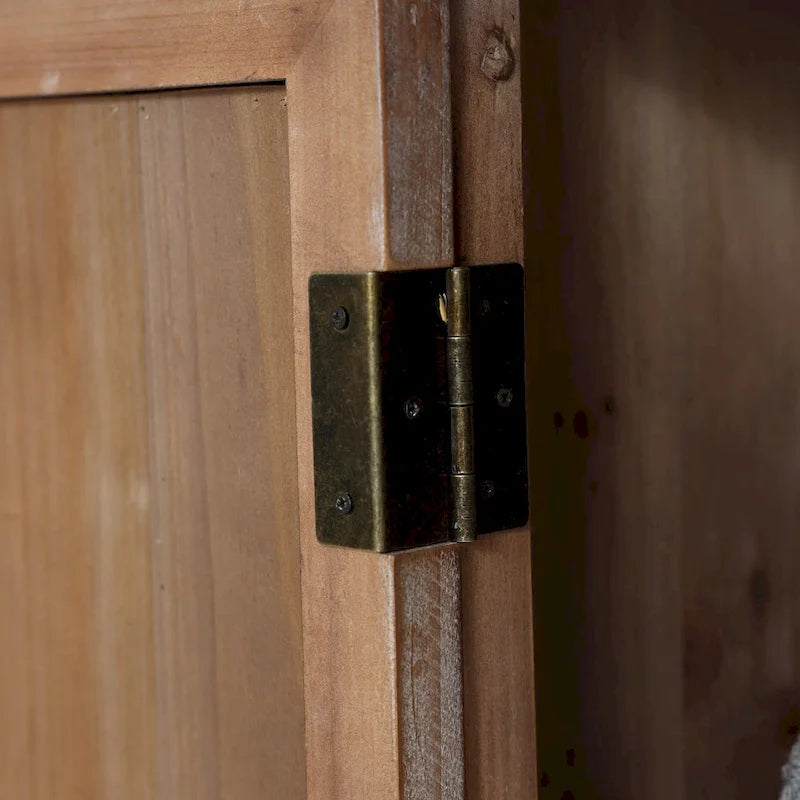 Meuble de rangement à deux portes de style rustique blanchi avec panneaux métalliques estampés, étagère fixe et bois de sapin
