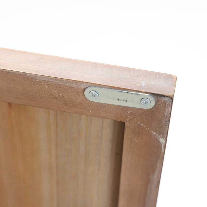 Meuble de rangement à deux portes de style rustique blanchi avec panneaux métalliques estampés, étagère fixe et bois de sapin