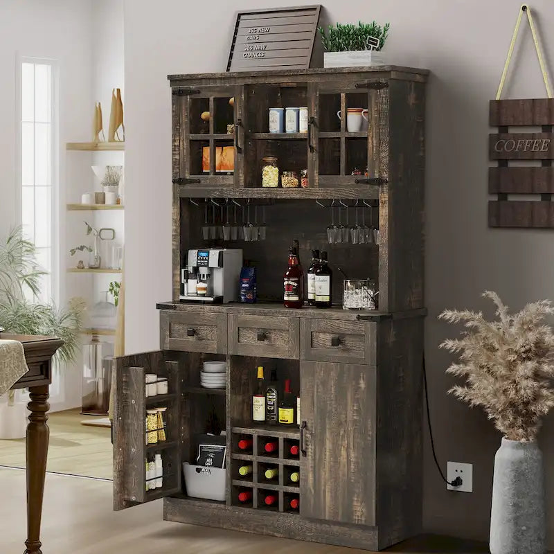 Armoire de cuisine rustique avec cellier, range-bouteilles, porte-verres, tiroirs et station de charge