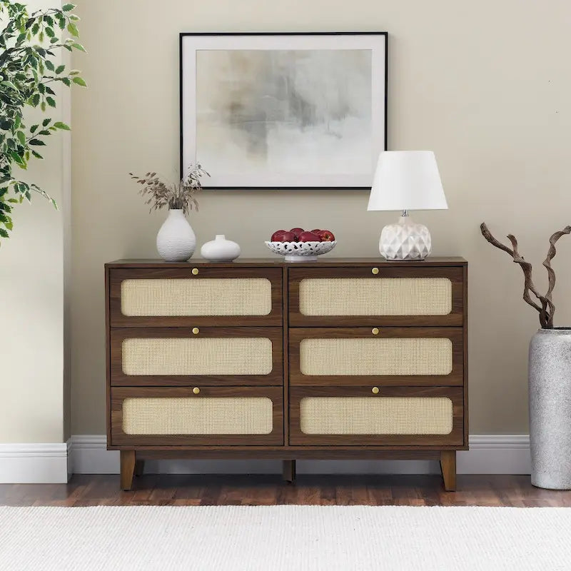 Commode à six tiroirs en noyer naturel, panneaux en rotin, poignées dorées, pieds coniques, MDF et bois massif