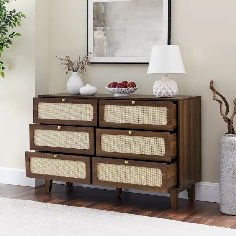 Commode à six tiroirs en noyer naturel, panneaux en rotin, poignées dorées, pieds coniques, MDF et bois massif
