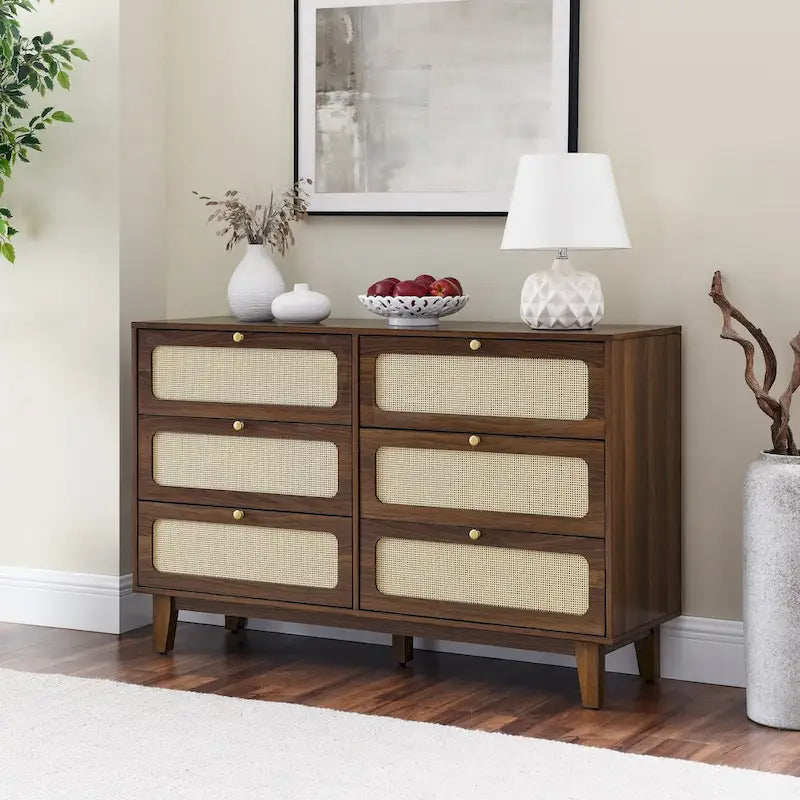 Commode à six tiroirs en noyer naturel, panneaux en rotin, poignées dorées, pieds coniques, MDF et bois massif