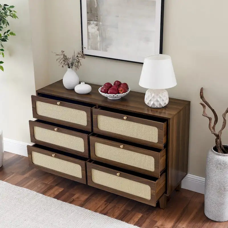 Commode à six tiroirs en noyer naturel, panneaux en rotin, poignées dorées, pieds coniques, MDF et bois massif