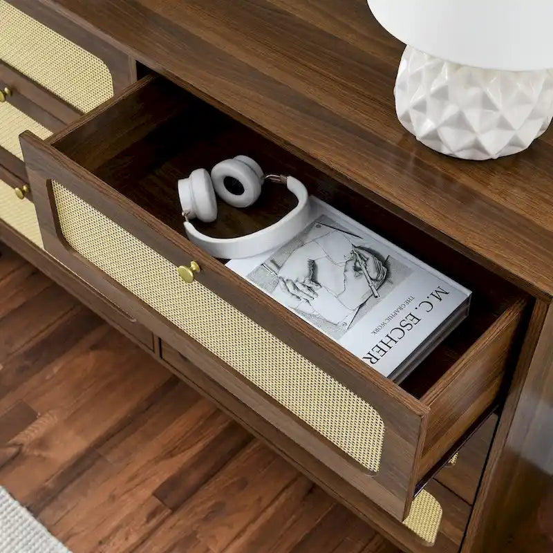 Commode à six tiroirs en noyer naturel, panneaux en rotin, poignées dorées, pieds coniques, MDF et bois massif