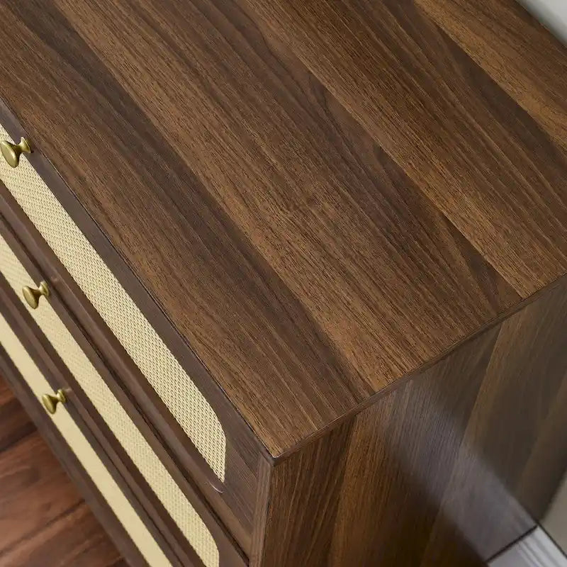 Commode à six tiroirs en noyer naturel, panneaux en rotin, poignées dorées, pieds coniques, MDF et bois massif