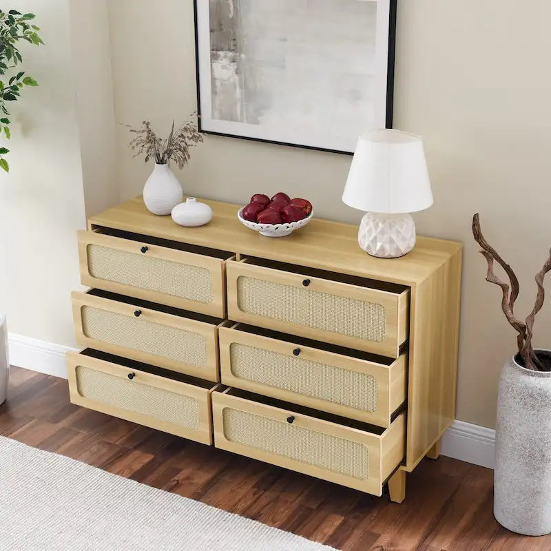 Commode à six tiroirs en noyer naturel, panneaux en rotin, poignées dorées, pieds coniques, MDF et bois massif