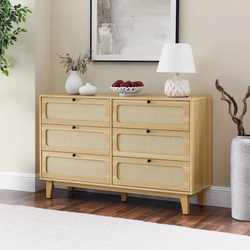 Commode à six tiroirs en noyer naturel, panneaux en rotin, poignées dorées, pieds coniques, MDF et bois massif
