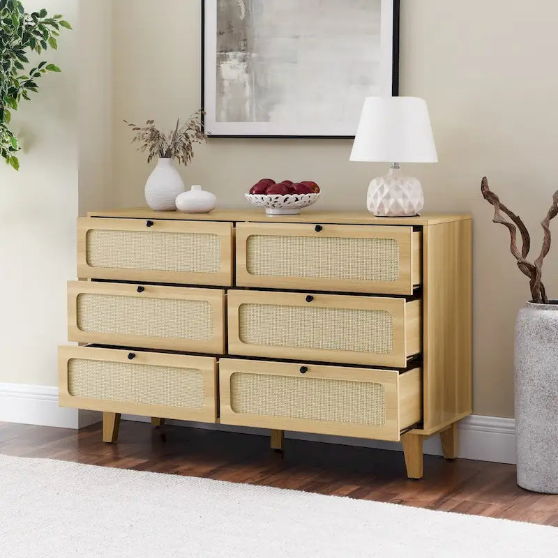 Commode à six tiroirs en noyer naturel, panneaux en rotin, poignées dorées, pieds coniques, MDF et bois massif