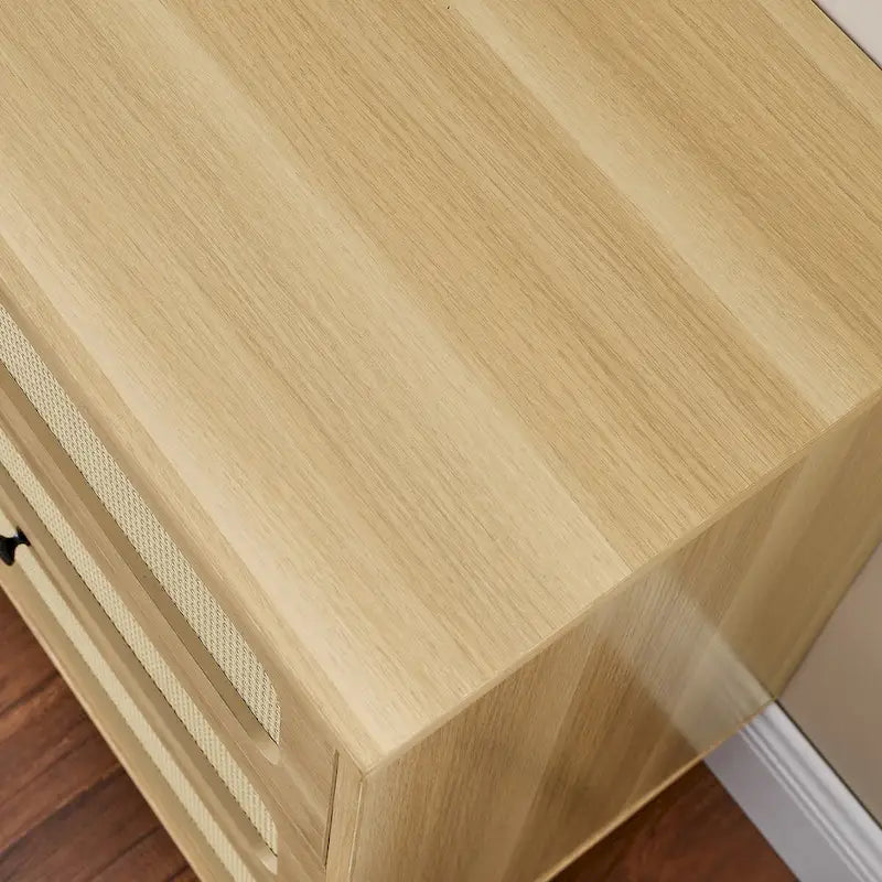 Commode à six tiroirs en noyer naturel, panneaux en rotin, poignées dorées, pieds coniques, MDF et bois massif