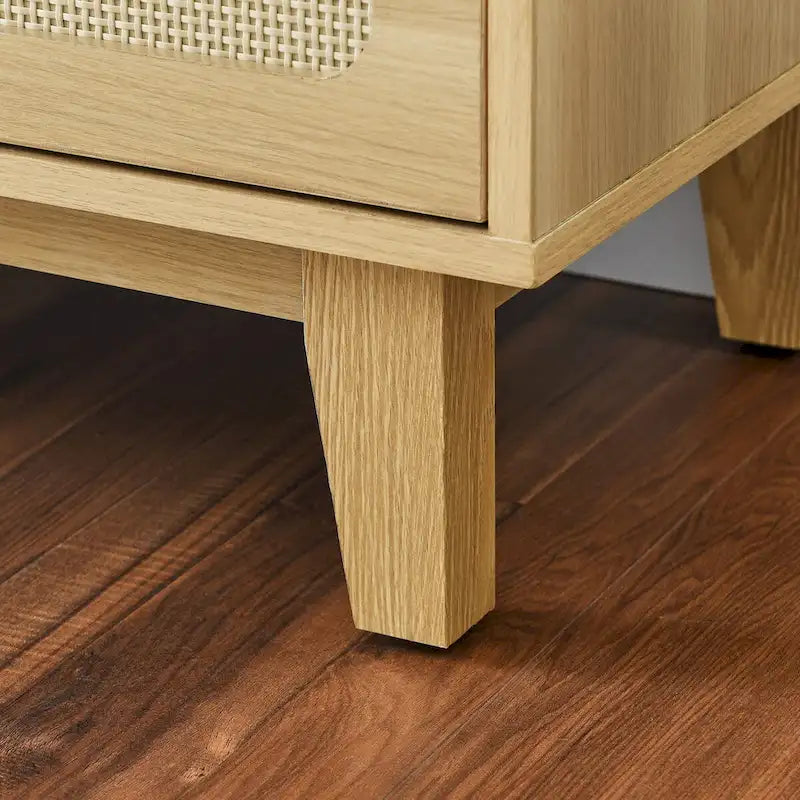 Commode à six tiroirs en noyer naturel, panneaux en rotin, poignées dorées, pieds coniques, MDF et bois massif