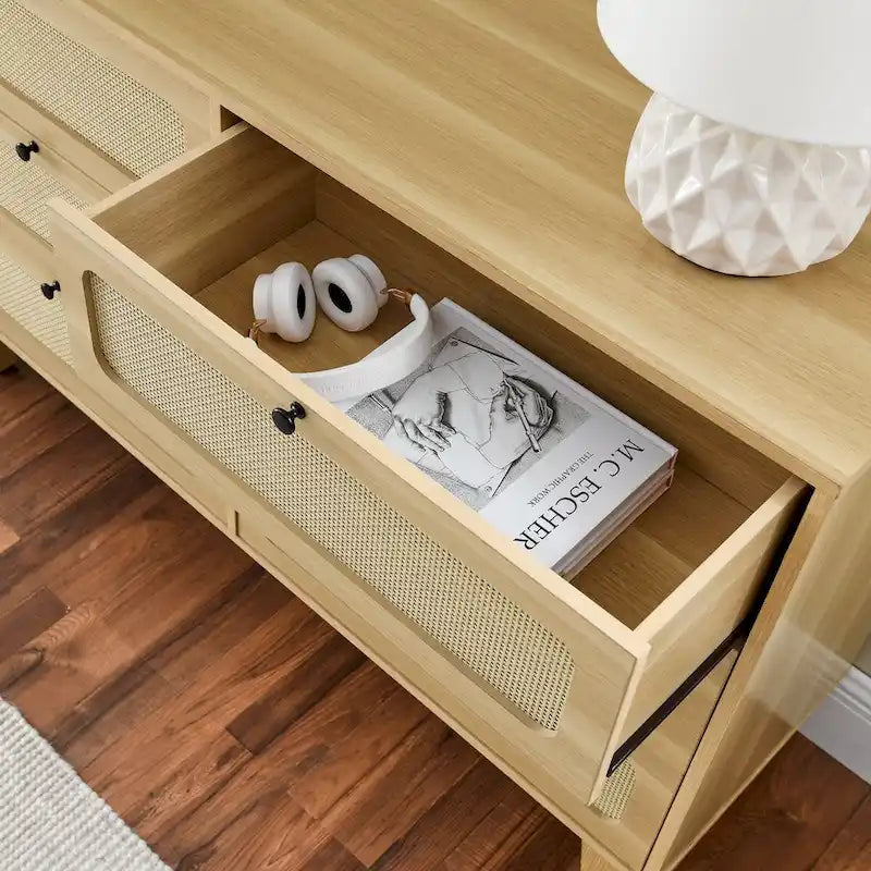 Commode à six tiroirs en noyer naturel, panneaux en rotin, poignées dorées, pieds coniques, MDF et bois massif