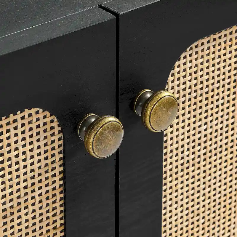 Meuble d'appoint noir à deux portes en rotin tressé, pieds en métal doré, pieds réglables, rangement à étagère dissimulée