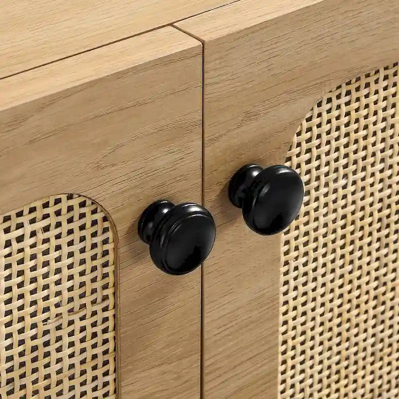 Meuble d'appoint noir à deux portes en rotin tressé, pieds en métal doré, pieds réglables, rangement à étagère dissimulée