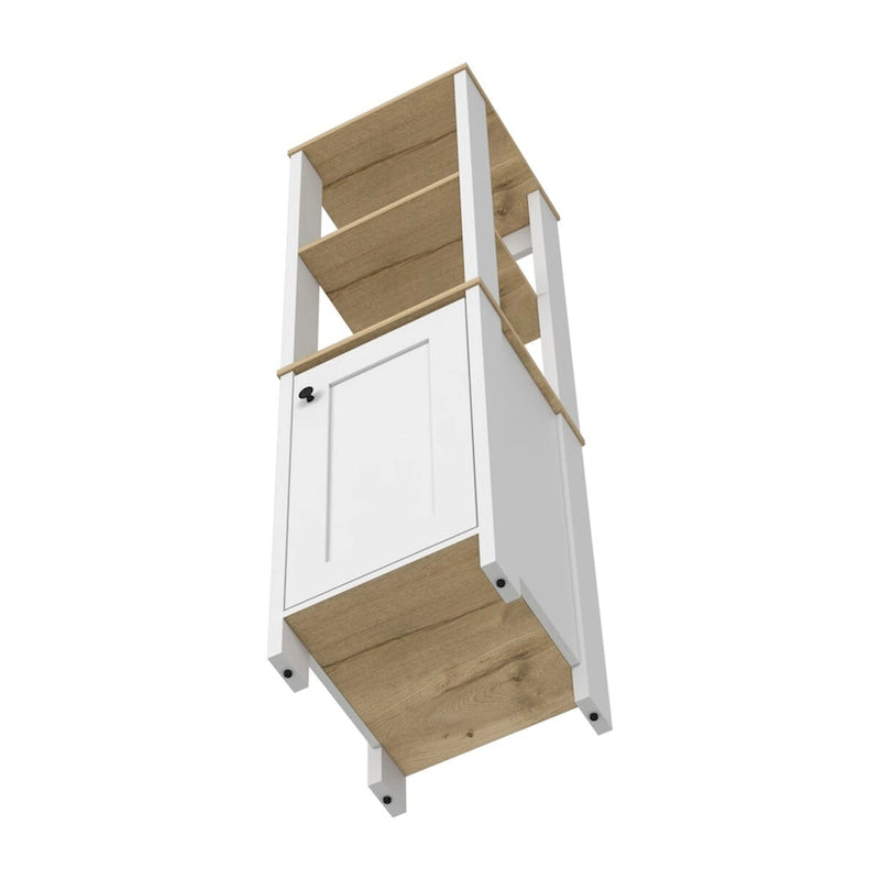 Meuble de salle de bain haut blanc pour linge de maison, deux étagères ouvertes, une porte, quatre pieds, accents en chêne clair