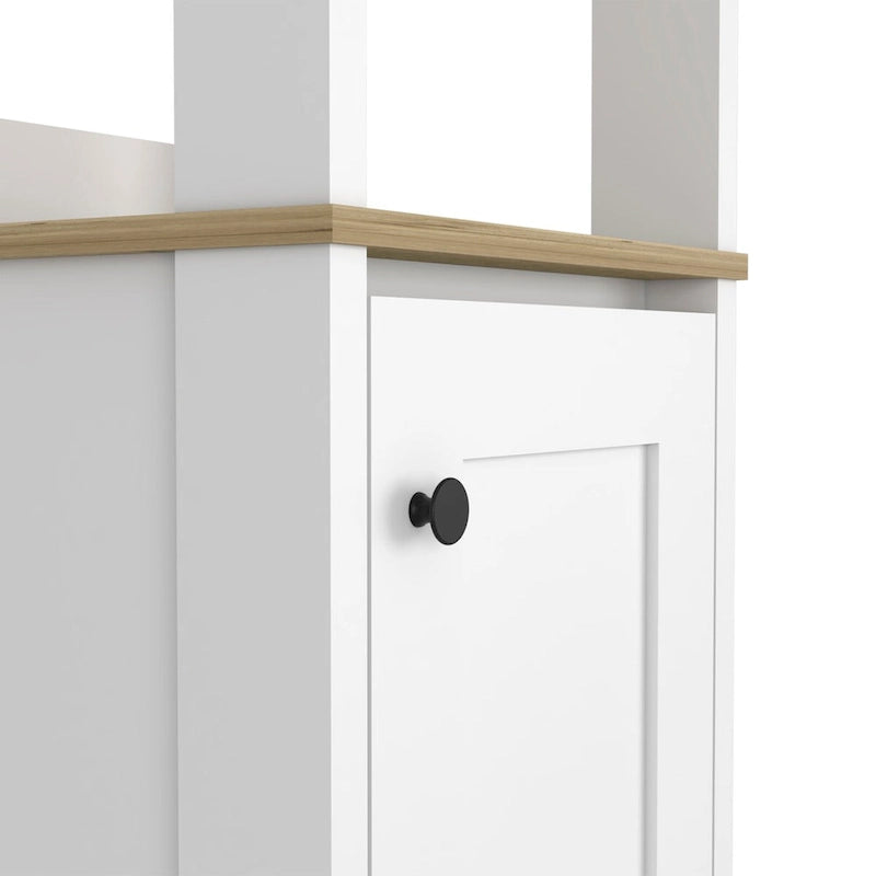 Meuble de salle de bain haut blanc pour linge de maison, deux étagères ouvertes, une porte, quatre pieds, accents en chêne clair