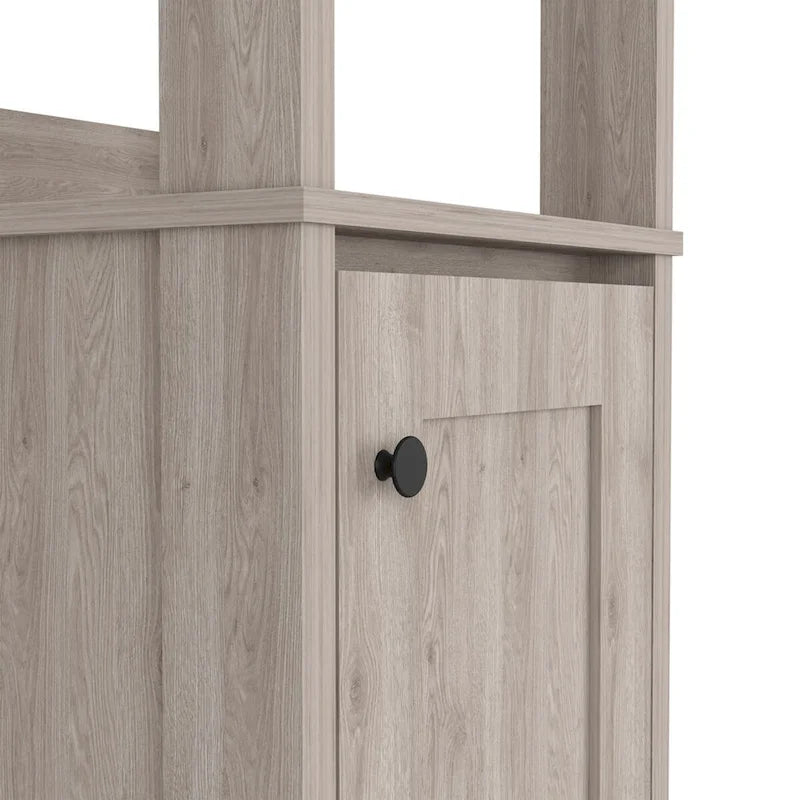 Meuble de salle de bain haut blanc pour linge de maison, deux étagères ouvertes, une porte, quatre pieds, accents en chêne clair