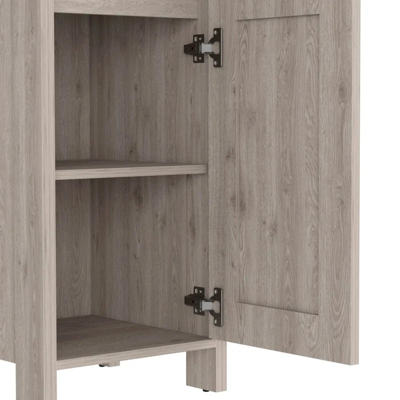 Meuble de salle de bain haut blanc pour linge de maison, deux étagères ouvertes, une porte, quatre pieds, accents en chêne clair
