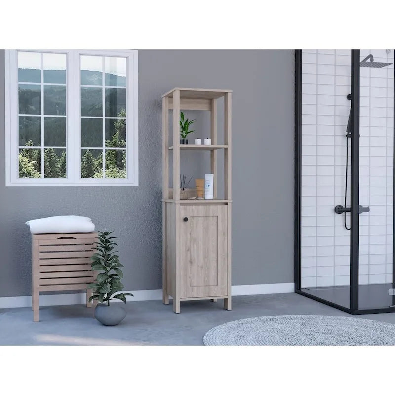 Meuble de salle de bain haut blanc pour linge de maison, deux étagères ouvertes, une porte, quatre pieds, accents en chêne clair
