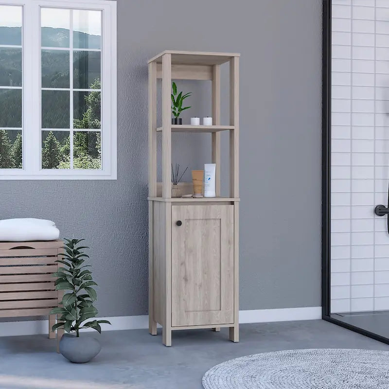 Meuble de salle de bain haut blanc pour linge de maison, deux étagères ouvertes, une porte, quatre pieds, accents en chêne clair