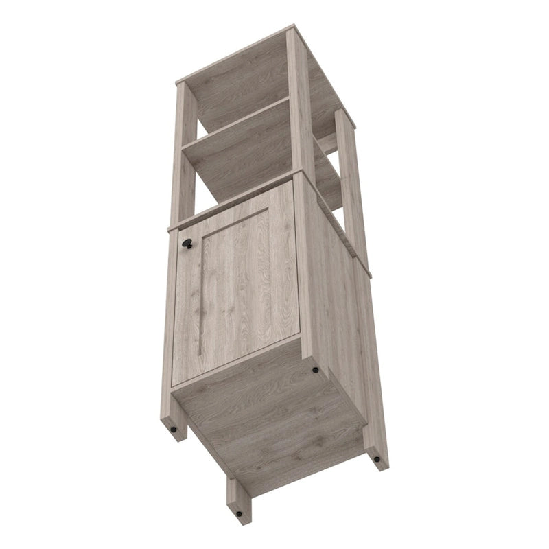 Meuble de salle de bain haut blanc pour linge de maison, deux étagères ouvertes, une porte, quatre pieds, accents en chêne clair